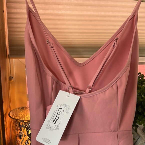Eliacher deep V neck with adjustable straps and pockets! - Picture 2 of 2
